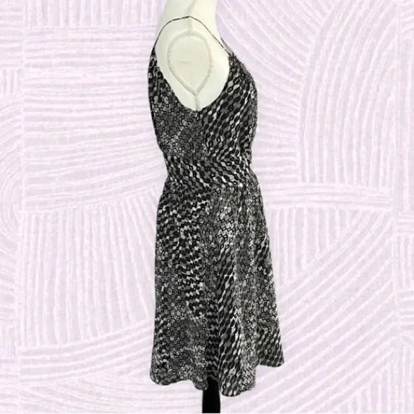 Banana Republic size 8 NWT halter dress with spaghetti straps - Picture 5 of 9